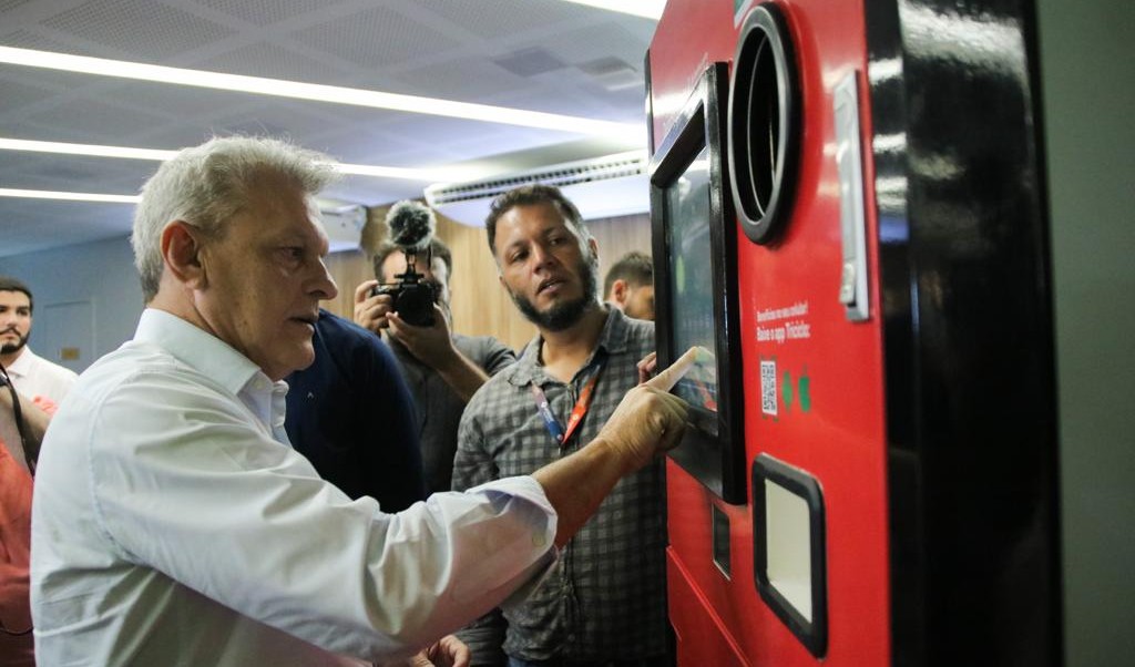 prefeito usando a máquina de reciclagem